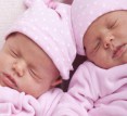В результате редкого медицинского явления родились близнецы от разных пап